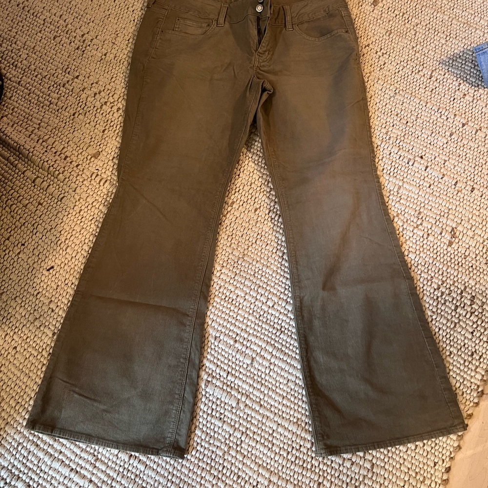 American Eagle Corduroy Jeans 🦅